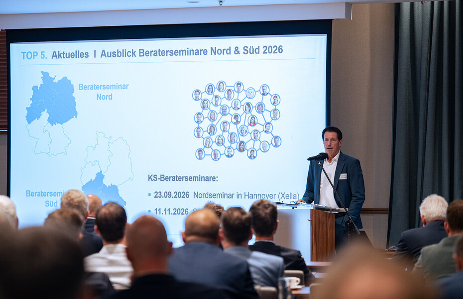 Roland Meißner, Geschäftsführer des Bundesverbands Kalksandsteinindustrie e.V., spricht bei der Mitgliederversammlung 2026 in Danzig vor den Teilnehmenden über aktuelle Themen der Verbandsarbeit.