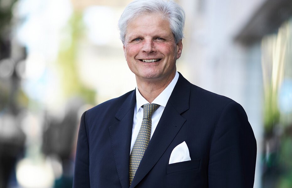 Jan Dietrich Radmacher, Vorstandsvorsitzender des Bundesverbands Kalksandsteinindustrie e.V., kritisiert ein Jahr nach Amtsantritt der schwarz-roten Bundesregierung die ausbleibende Trendwende im Wohnungsbau und fordert verlässliche Rahmenbedingungen für mehr bezahlbaren Wohnraum.