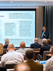 Dr. Lars Gutheil spricht bei der Mitgliederversammlung 2026 des Bundesverbands Kalksandsteinindustrie e.V. in Danzig vor den Teilnehmenden.